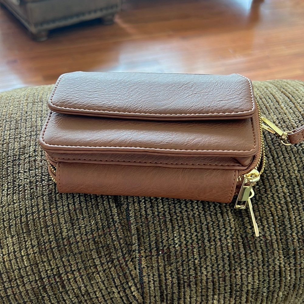 Awesome Cross the body or wristlet!!!